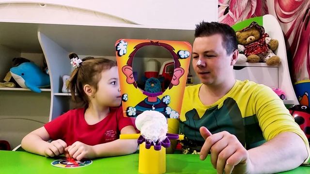 Челлендж пирог в лицо или как Маша испачкала папу пирожным