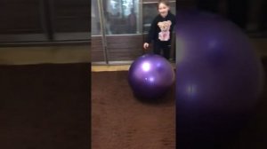 Мы с Юлей прыгаем на большом фитнес мяче ! Это очень круто !!!