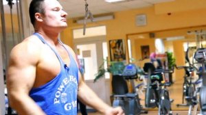 Упражнения с резиновыми петлями: тренировка грудных мышц