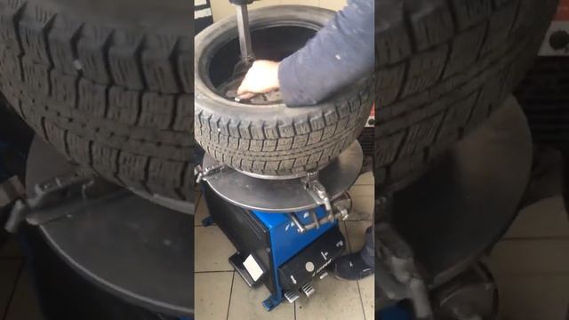 Девушка приехала на шиномонтаж, оказалась отвёртка в колесе??? смотреть онлайн