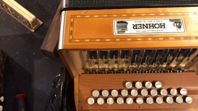 How a diatonic button accordion works – dissecting a 1950’s Hohner melodeon смотреть онлайн