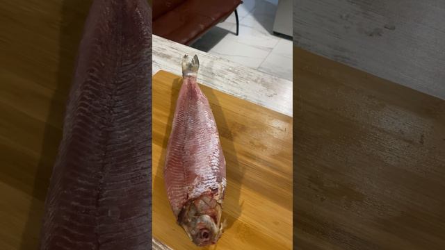 КАКОЙ НОЖ ЛУЧШЕ? Якутский или нож Манси? Готовлю строганину из Чира! смотреть онлайн