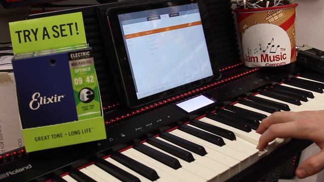 Trying out the Go Piano in store with the Piano partner 2 app. смотреть онлайн