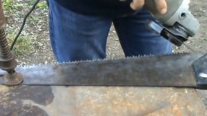 Заточка болгаркой ручной пилы за пять минут.