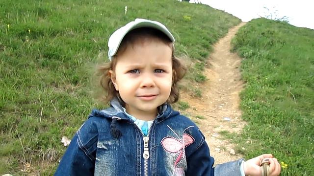 Прогулка в лесу семьёй Увидели коров Миланка нашла жука и улитку/Walk in the woods with family смотреть онлайн