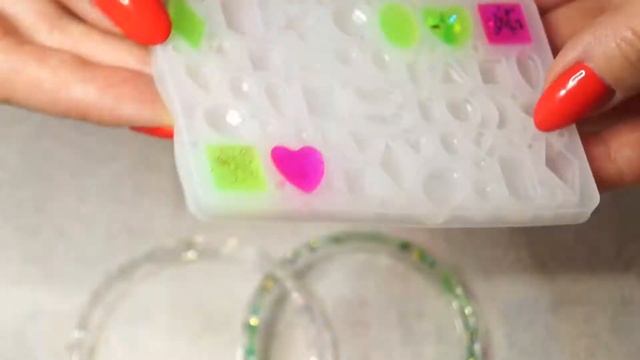 DIY. Colored pendants, dry pigments and epoxy. Цветные кулоны, сухие пигменты и эпоксидная смола. смотреть онлайн