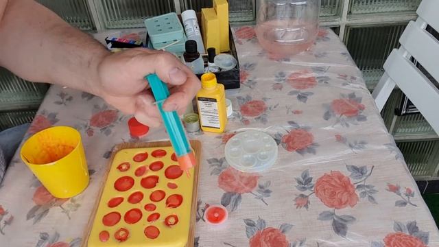 Я на этом неплохо зарабатываю залить эпоксидную смолу в формы чтобы сделать для кулонов и подвесо смотреть онлайн