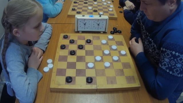 Девочка - юная шашистка. Можно ли было так? Разрешил переходить. Дальмурзаев - Медведева | #шашки смотреть онлайн