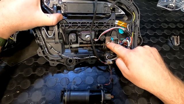 Может ли ручка двери Tesla Model S, больно зажать руку? смотреть онлайн