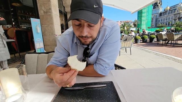 Trying Traditional Georgian Food AMAZING restaurant Europe Square in Batumi, Georgia - TRAVELVLOG смотреть онлайн