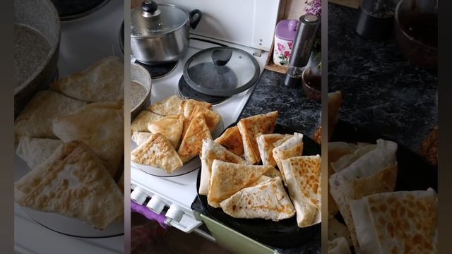 треугольники из лаваша, начинка картошка фарш лук. смотреть онлайн