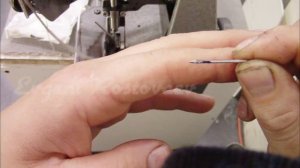 Как поменять иглу оверлока.