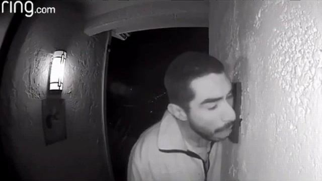 Камера запечатлела ненормального, который три часа лизал кнопку вызова смотреть онлайн