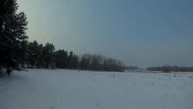 Гоночный квадрокоптер полет зимой в снег в сосновом лесу смотреть онлайн