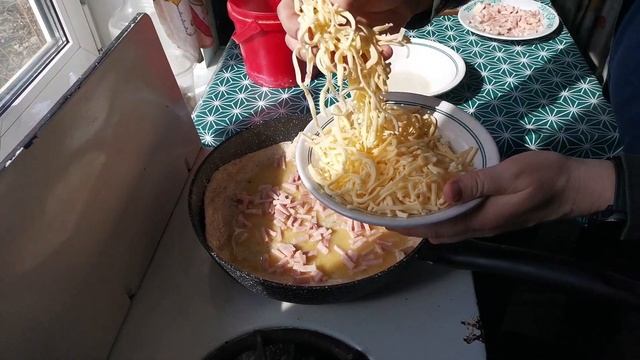 "Хачапури" по-уральски ? Лепешка с сыром, ветчиной и яйцом смотреть онлайн