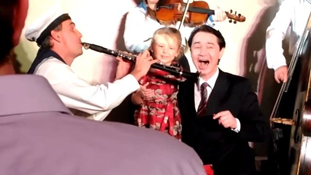 Девочка танцует с Сергеем Федотовым под песню Утесова смотреть онлайн