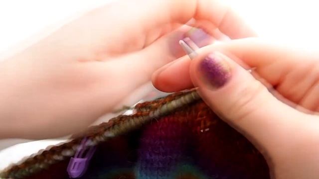 Вяжем спицами ОЧЕНЬ КРАСИВУЮ двойную шапку смотреть онлайн