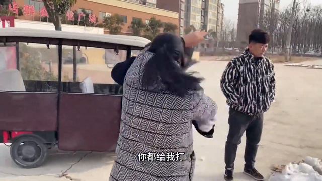 婆婆當場丟掉媳婦買的衣服，公公看見狠揍婆婆，兒子聽到後也幫老婆出氣！【苗苗婆媳關係】