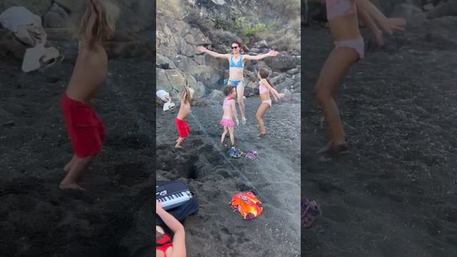 «Чёрный» пляж смотреть онлайн