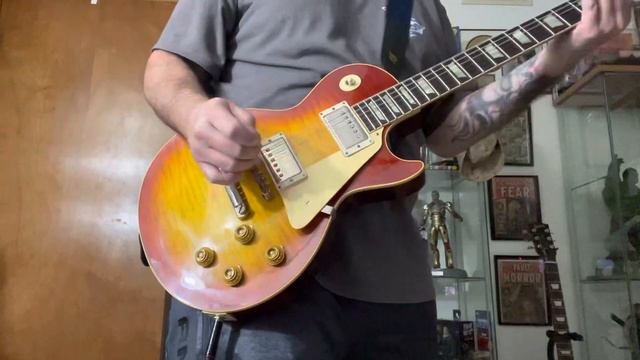 Metallica Trapped Under Ice on a 2022 Gibson Custom Shop Les Paul Standard Re-issue VOS смотреть онлайн