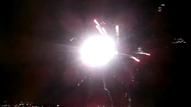 Фейерверки в новогоднюю ночь 2014 года. смотреть онлайн
