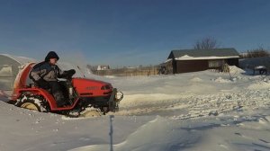 Чистка снега после метели или большие возможности маленького трактора