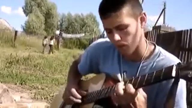 Парень очень красиво играет на гитаре и поет песню Я помню только боль смотреть онлайн
