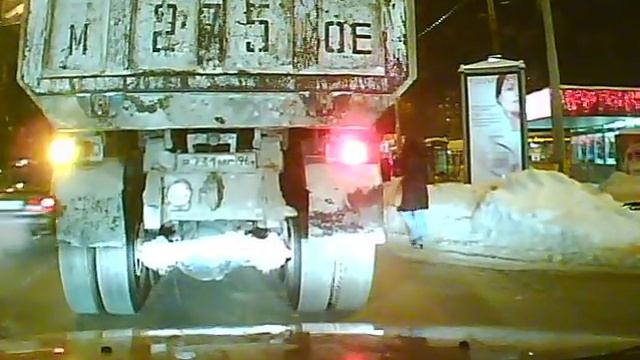 Девушка торопится через дорогу. смотреть онлайн