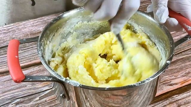 Котлета з картоплі по-київськи, фарширована грибами! смотреть онлайн