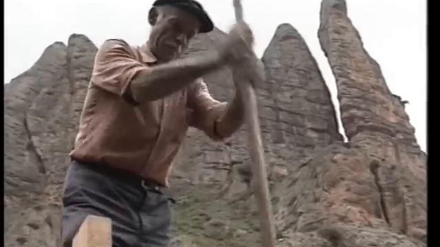 CASETA ARTESANA con la técnica del TAPIAL (muros de tierra compactada), adobes, madera y arbustos смотреть онлайн