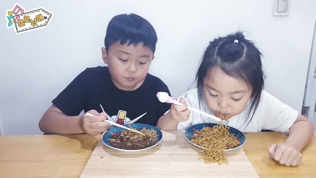 MuKbang  뽀로로짜장면 떡볶이  Pororo Black Noodle Tteokbokki 핼로남매