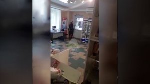 Неадекватная истеричка устроила погром в аптеке