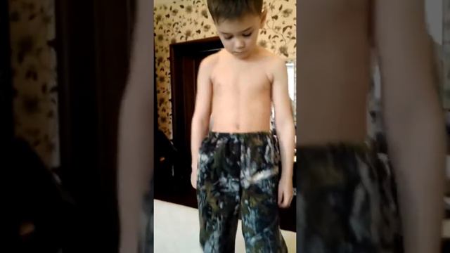Пятилетний мальчик танцует танец живота смотреть онлайн