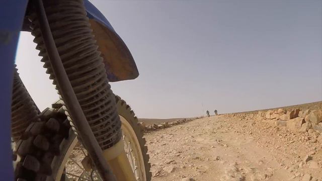 Nos AVISAN de que algo le pasa al CAMINO (E05). Viaje en moto por AFRICA смотреть онлайн
