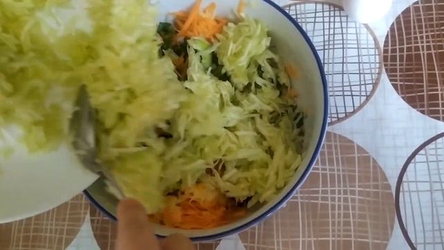 ???КАБАЧОК + КАРТОФЕЛЬ + МОРКОВЬ =ОЧЕНЬ ВКУСНЫЕ ОВОЩНЫЕ ОЛАДЬИ .?? смотреть онлайн