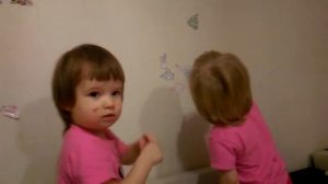 Алена и Настя клеют наклейки на обоях))