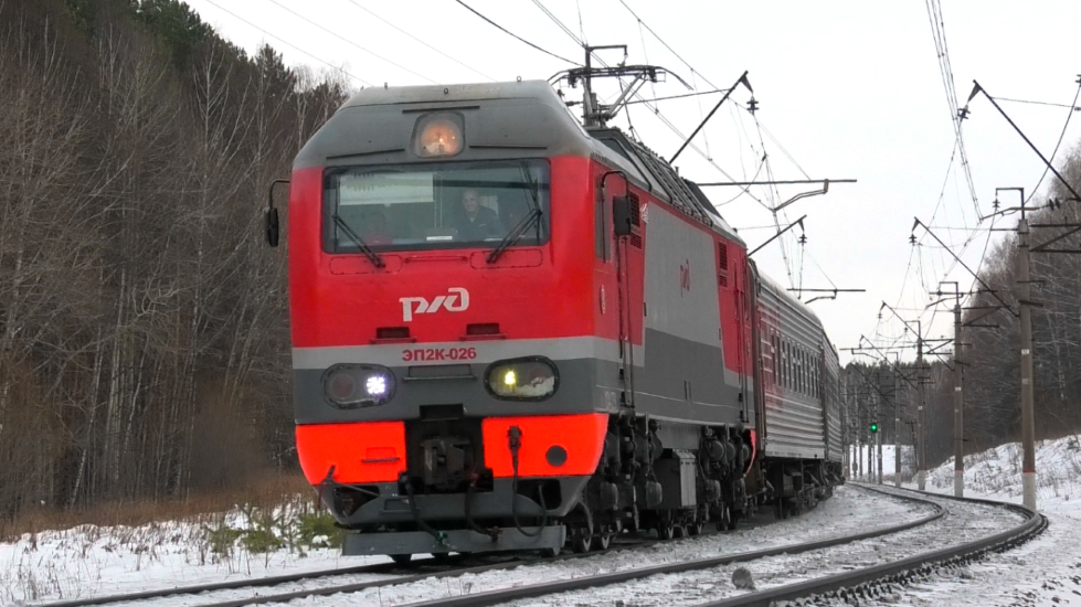 ЭП2К-026 со скорым поездом Абакан - Москва смотреть онлайн