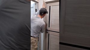 монтаж двери пена-клей