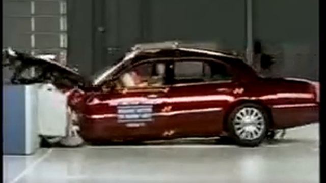 Crash Test of 2003 - 2008 Lincoln Towncar / Crown Victoria смотреть онлайн
