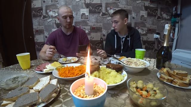 Праздничный стол на Рождество Христово. Вкусно покушали за уши не оттащишь. Поедание еды Мукбанг смотреть онлайн