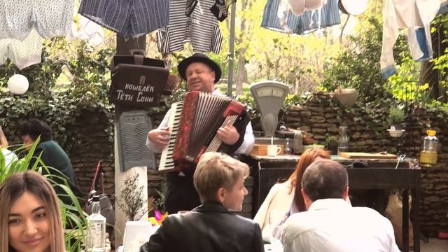 в Одессе как всегда ПОЮЩИЙ ПОЛКОВНИК и ОДЕССКИЙ ЛИПОВАН за любимый ПРИВОЗ # 192 смотреть онлайн