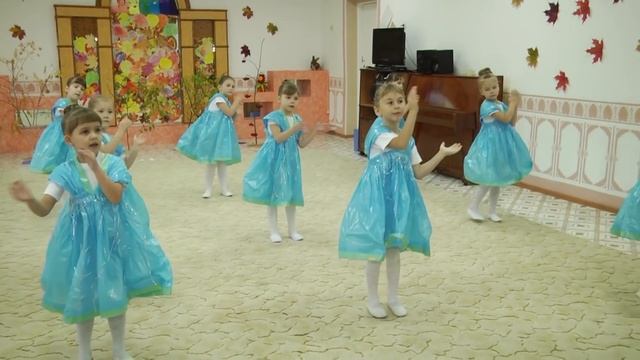Танец ""Капельки" МАУДО "Детский сад №1" г. Ялуторовска. смотреть онлайн