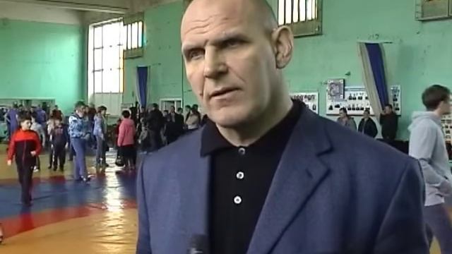 В Кузнецке олимпийский чемпион Александр Карелин встретился с юными борцами смотреть онлайн