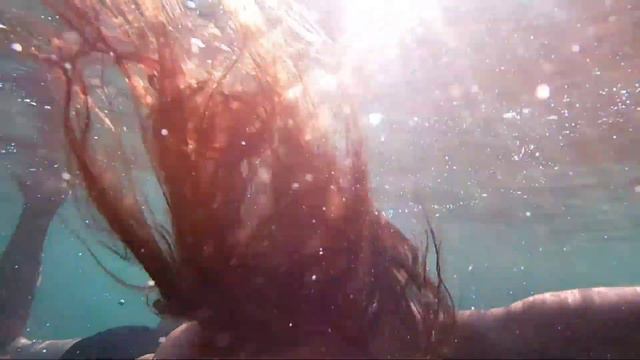 Миленькая Юля ныряет под воду 😍😋 смотреть онлайн