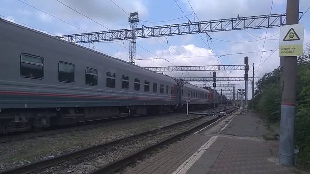 Таврия! Электровоз ЭП20-002 с поездом Москва - Феодосия смотреть онлайн