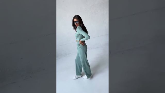 Женский повседневный трикотажный костюм укороченый топ с длинным рукавом и брюки 42-48