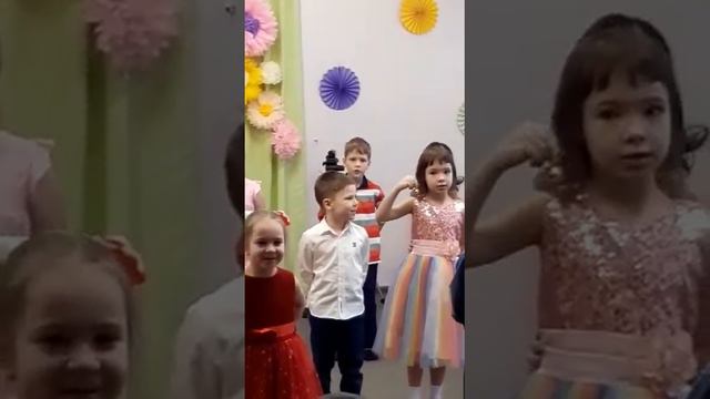 Андрей исполняет мощный хит Дин-Дон-Дин-Дон на утреннике 8 марта смотреть онлайн