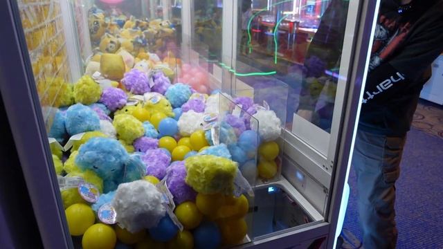 WE LOST CONTROL! Playing for New Prizes on the FUN ZONE Claw Machines at Round 1! смотреть онлайн