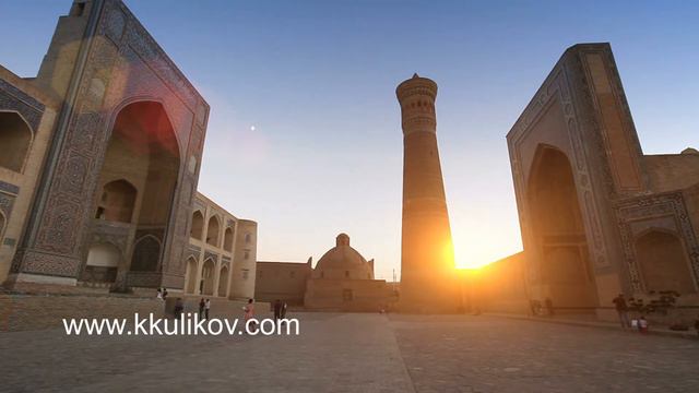 Bukhara, Uzbekistan - 20 september 2015:Monumental gates of the Poi Kalon Mosque and Minaret in смотреть онлайн
