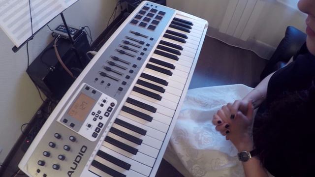 Посадка и постановка рук при игре на клавишных. смотреть онлайн